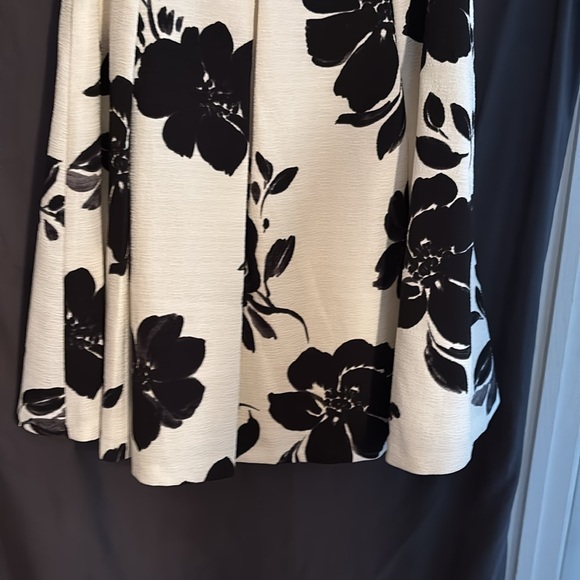 White House Black Market ladies skirt - Picture 9 of 14